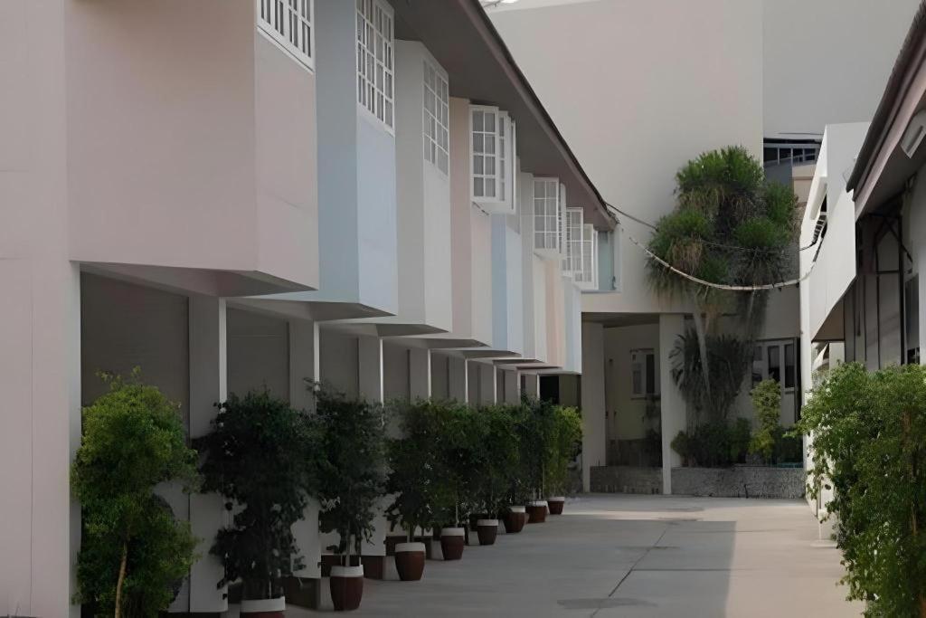 Bangsaen Villa Hotel Экстерьер фото